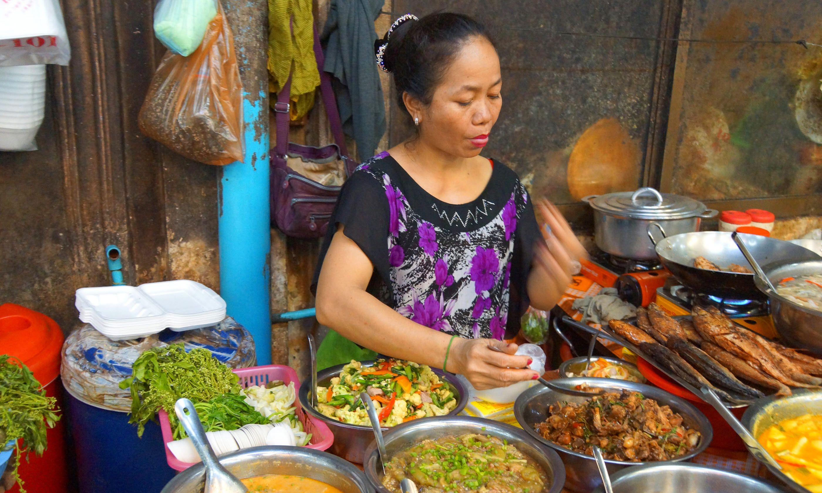 A woman preparing street food (Dreamstime)