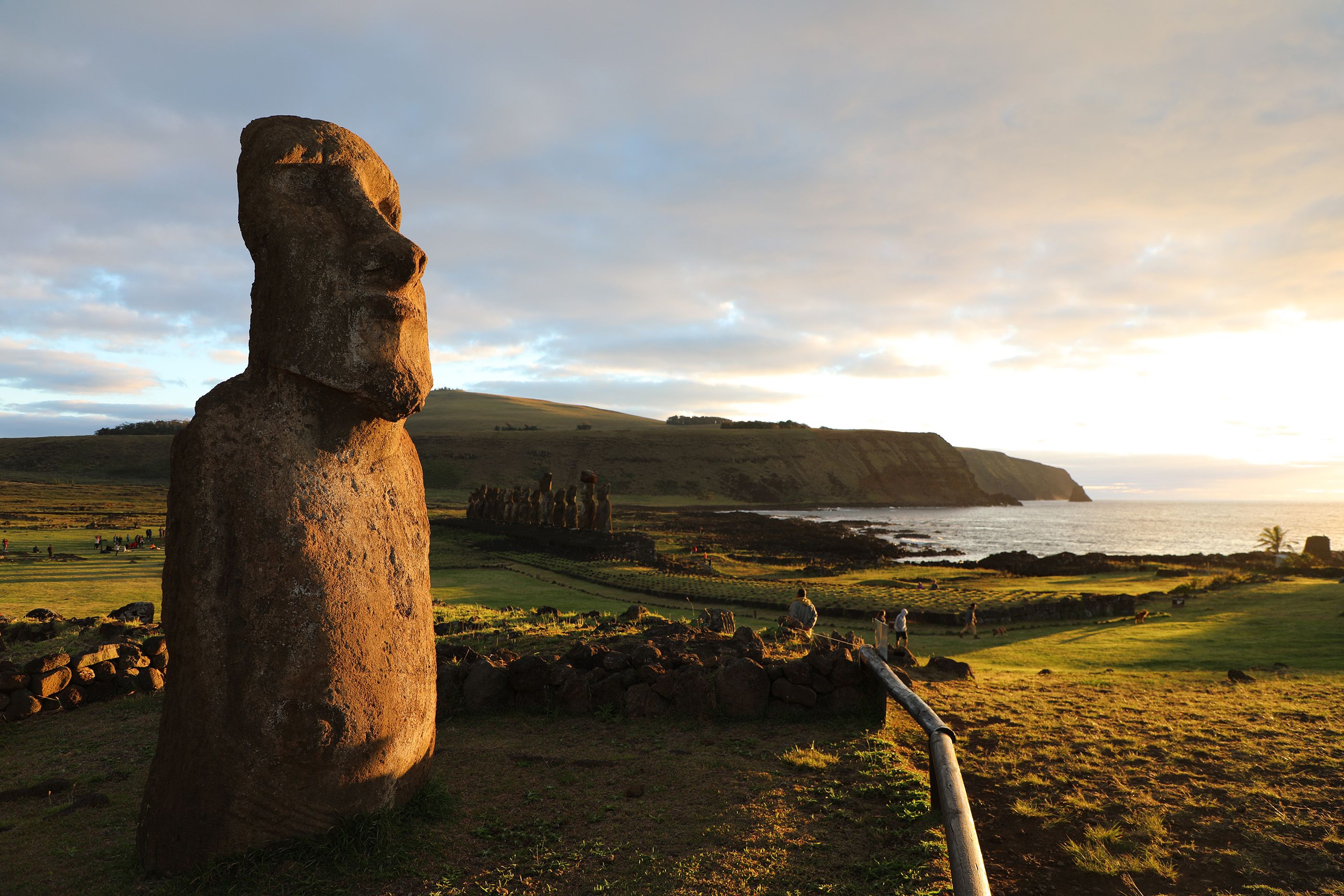 https://cdn2.wanderlust.co.uk/media/1004/the-travelling-moai-at-tongariki-at-dawn_phoebe-smith.jpg?anchor=center&mode=crop&width=650&height=0&rnd=131955641050000000
