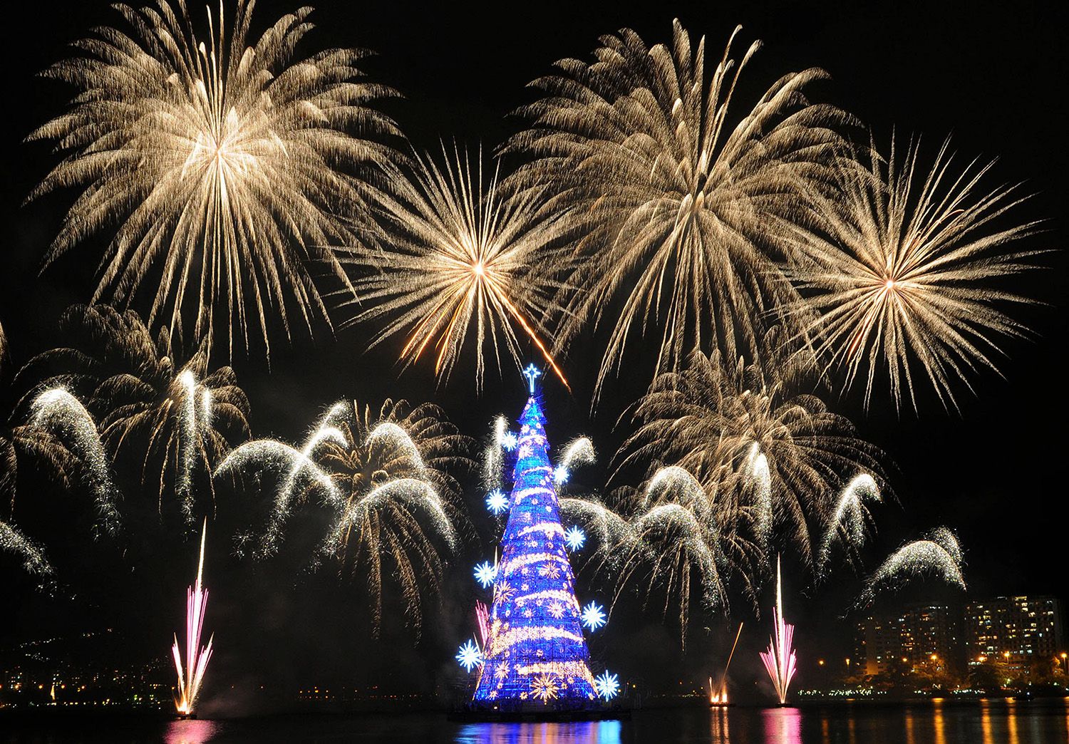 10 of the world's most spectacular Christmas trees Wanderlust