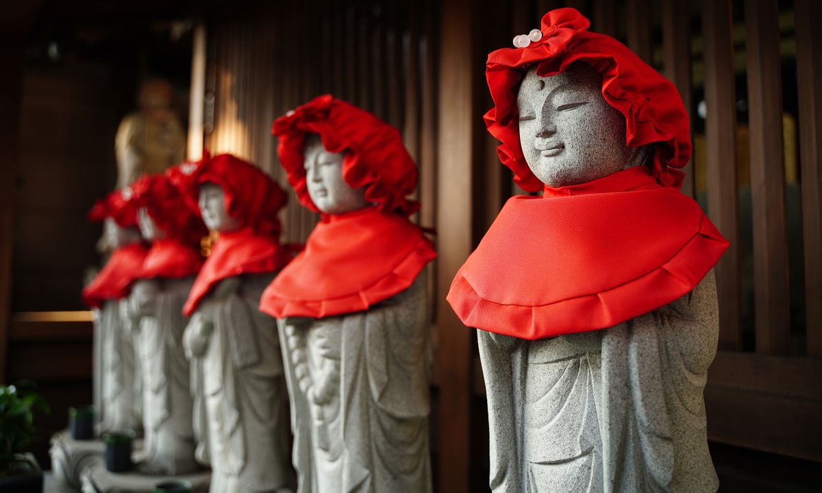 Statues of Jizo, protector of children, in a Yanesen temple (Shutterstock)