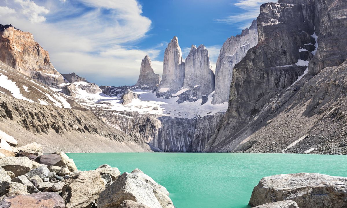 Cordillera Paine mountain range (Dreamstime)