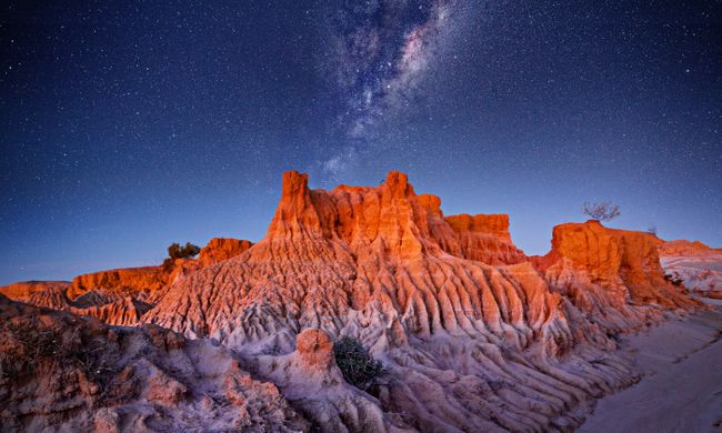 Starry skies over desert landscape in remote Outback Australia (Shutterstock)