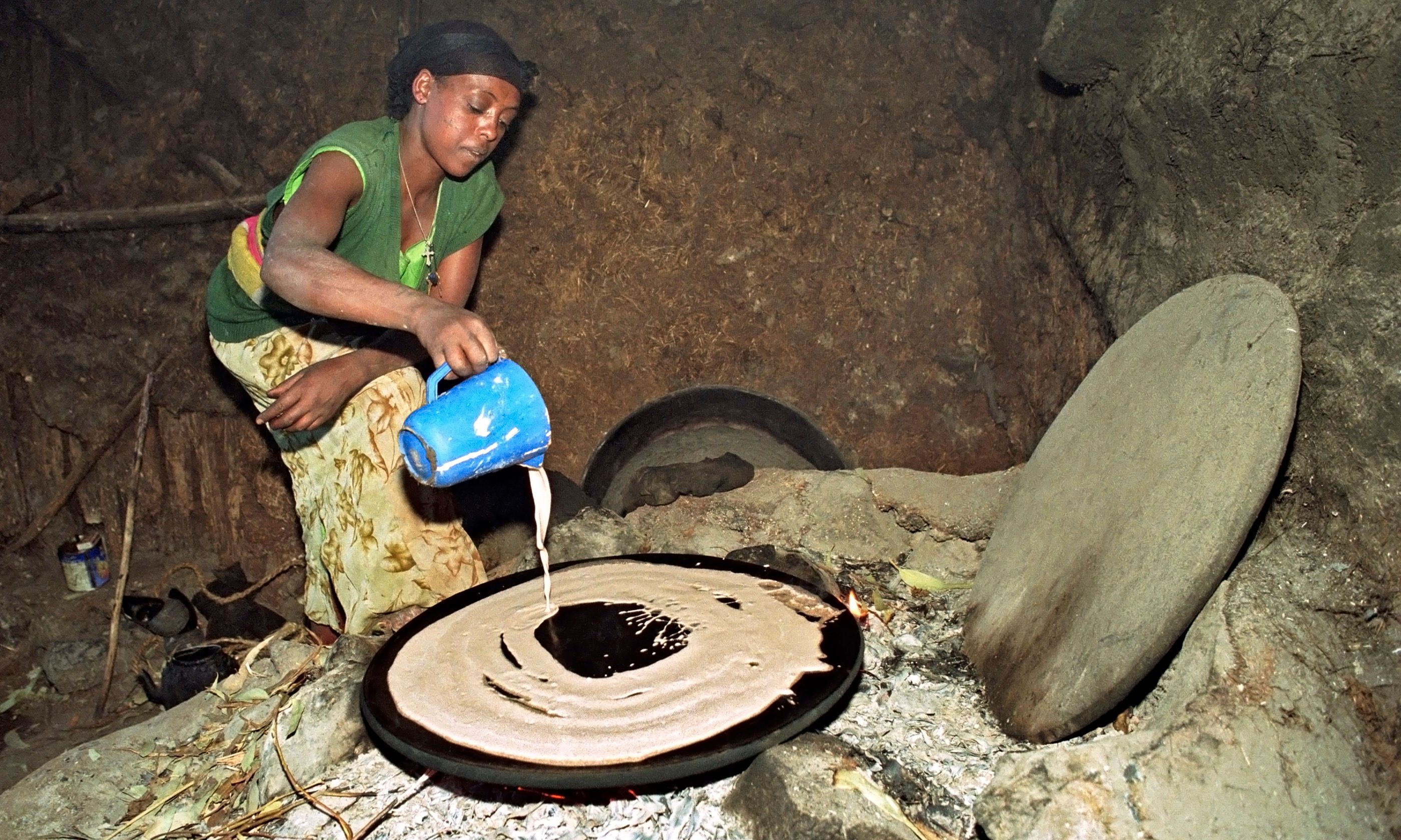 Making injera on a wood fire (Dreamstime)