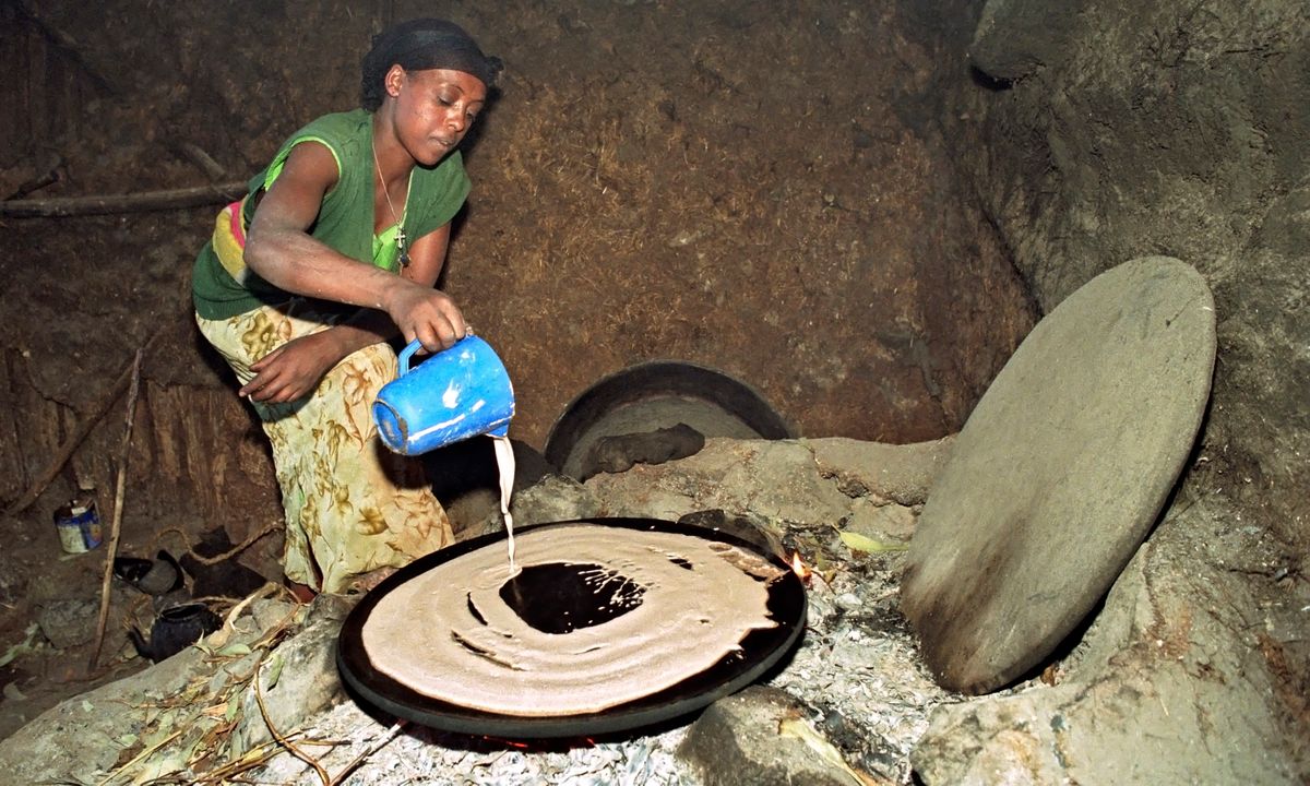 Making injera on a wood fire (Dreamstime)