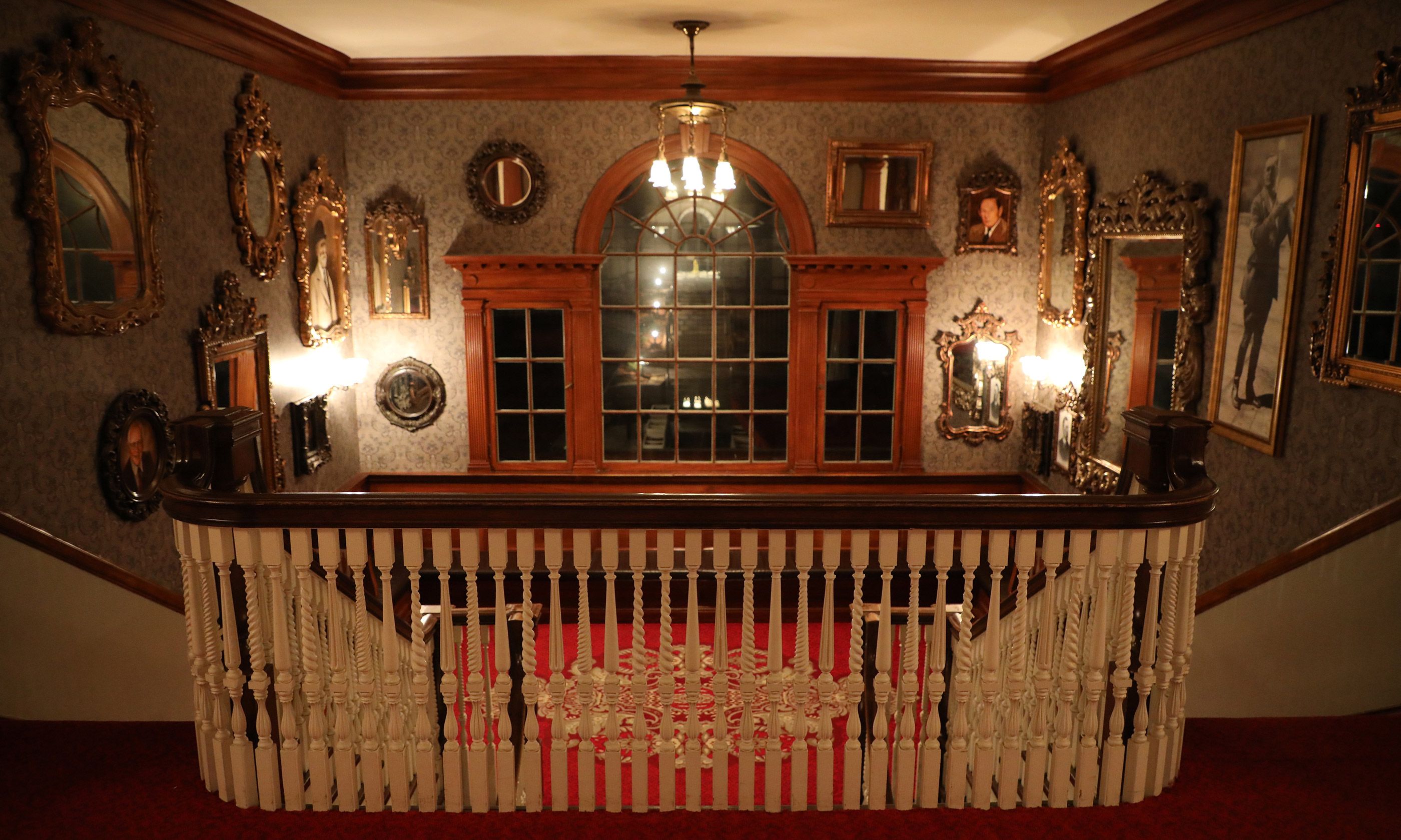 Wander Woman Sleeping Like A King In The Shining Hotel