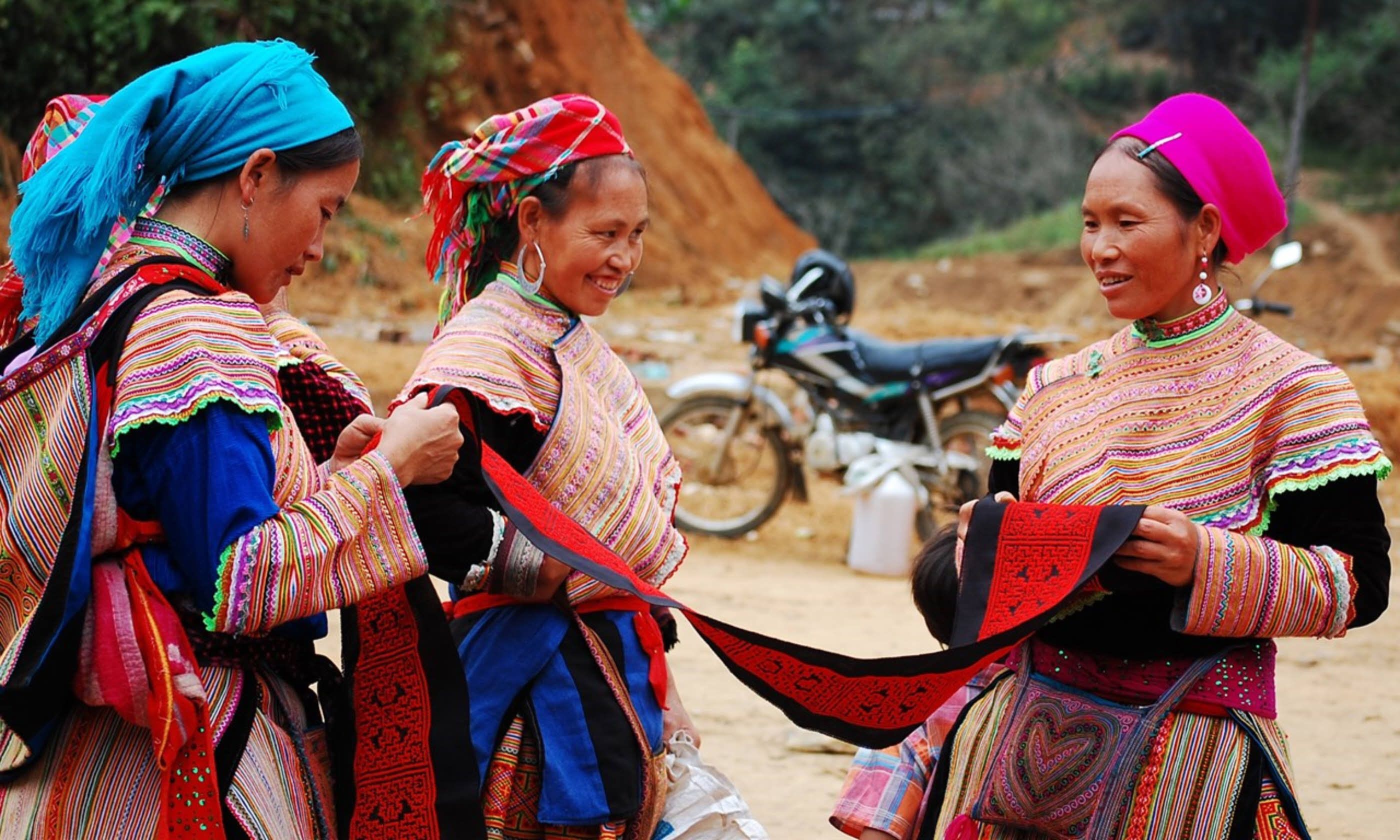 H'mong women at a market in Sapa (Dreamstime)