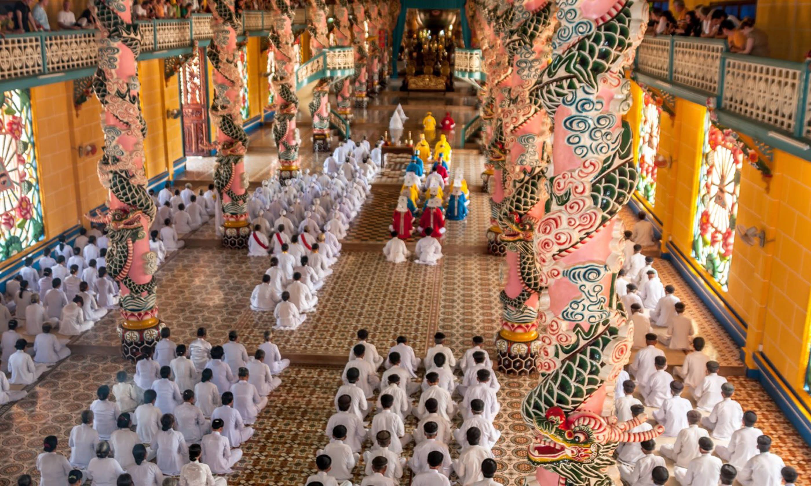 Worshipping in the Cao Dai temple (Dreamstime)