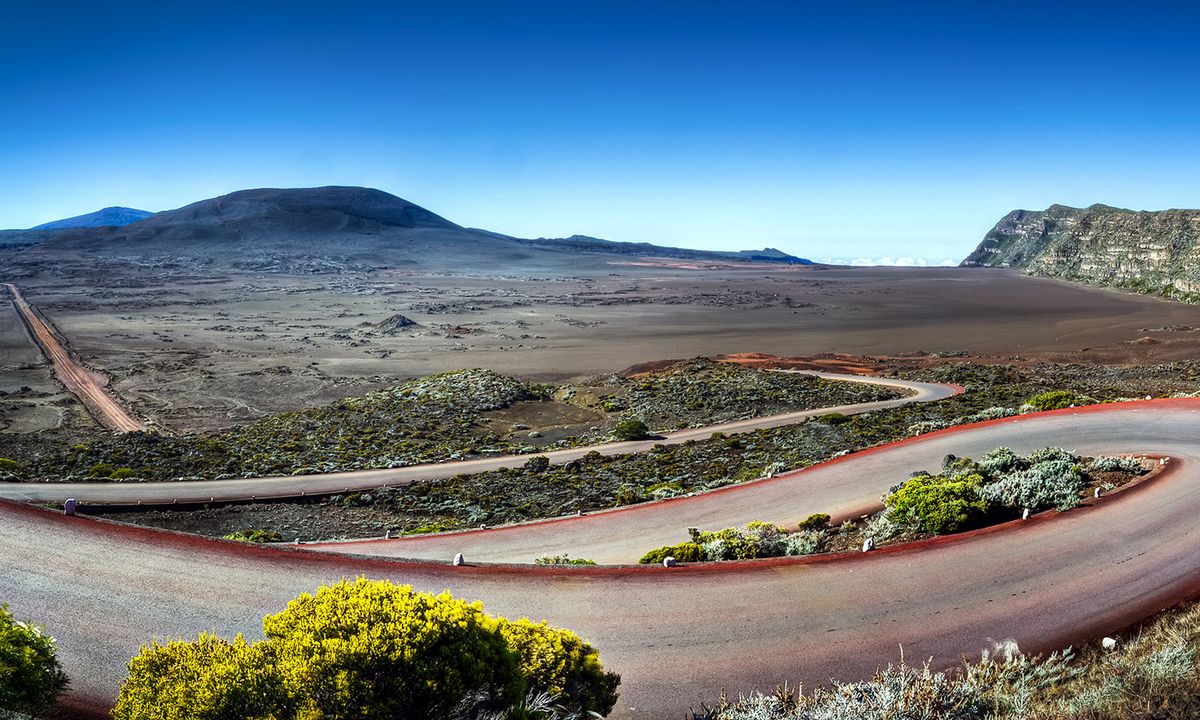 Winding road across Plaine des Sables (Dreamstime)