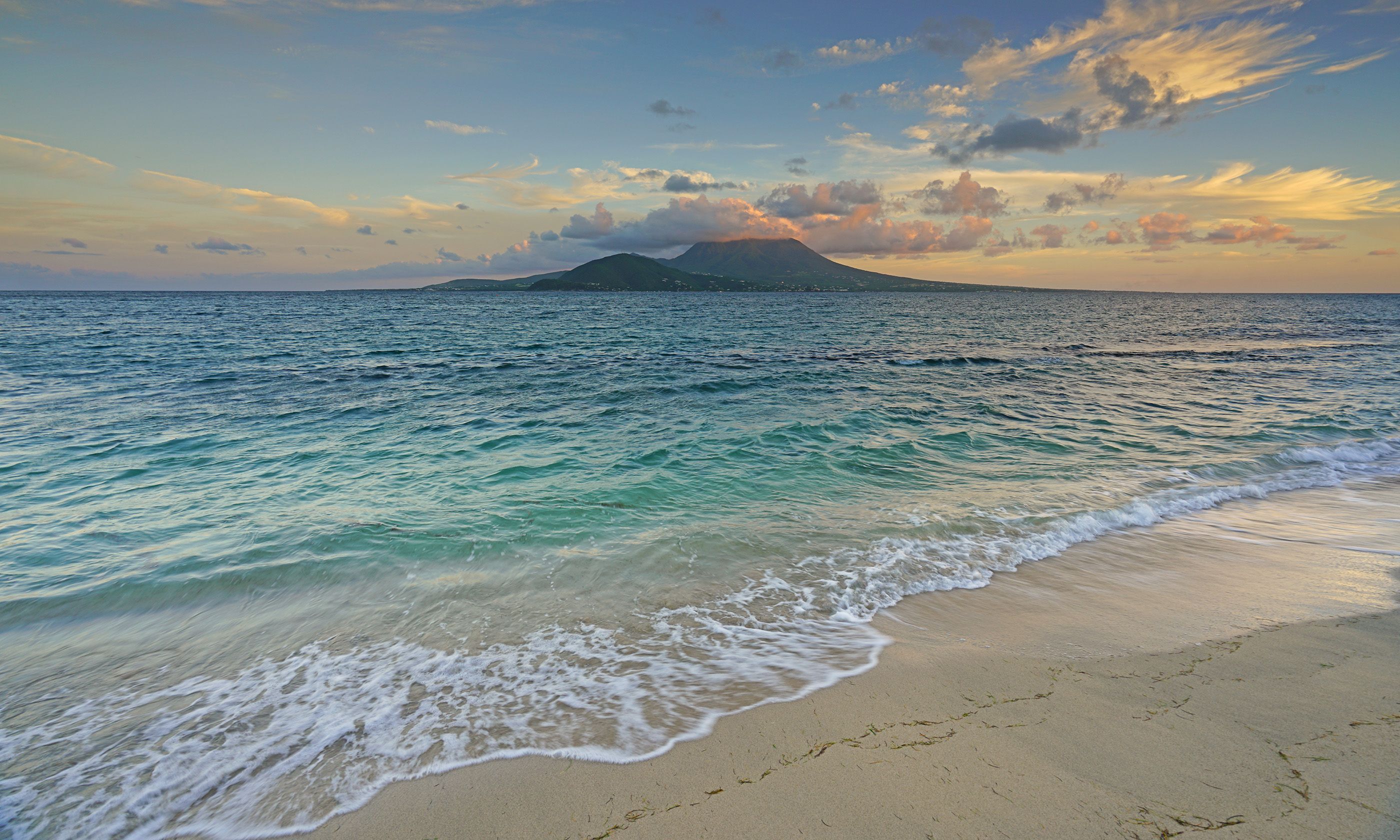 12 of the Best Caribbean Islands for Hikers and Nature Lovers - CroppeD Shutterstock 760630693