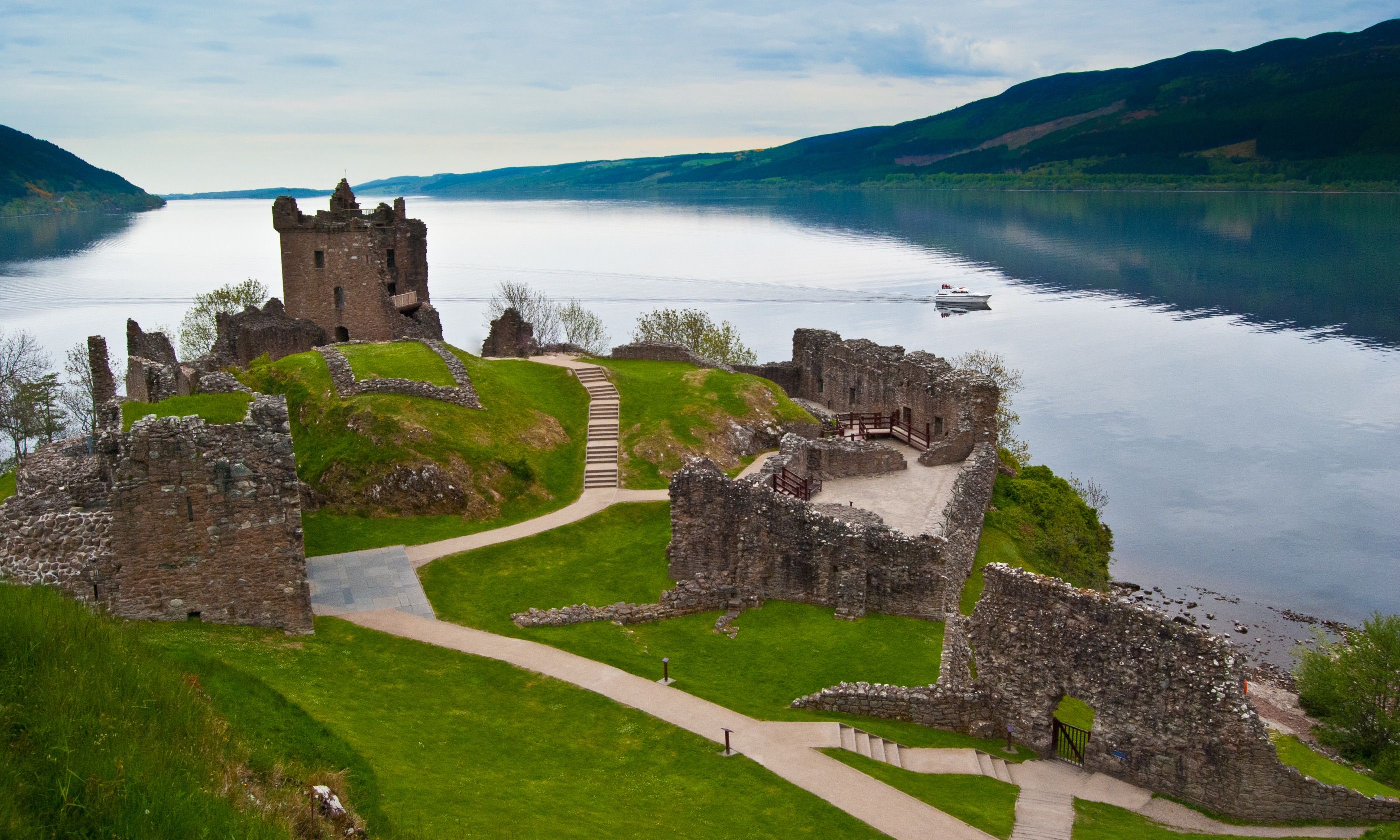 Urquhart Castle overlooking Loch Ness (Shutterstock)