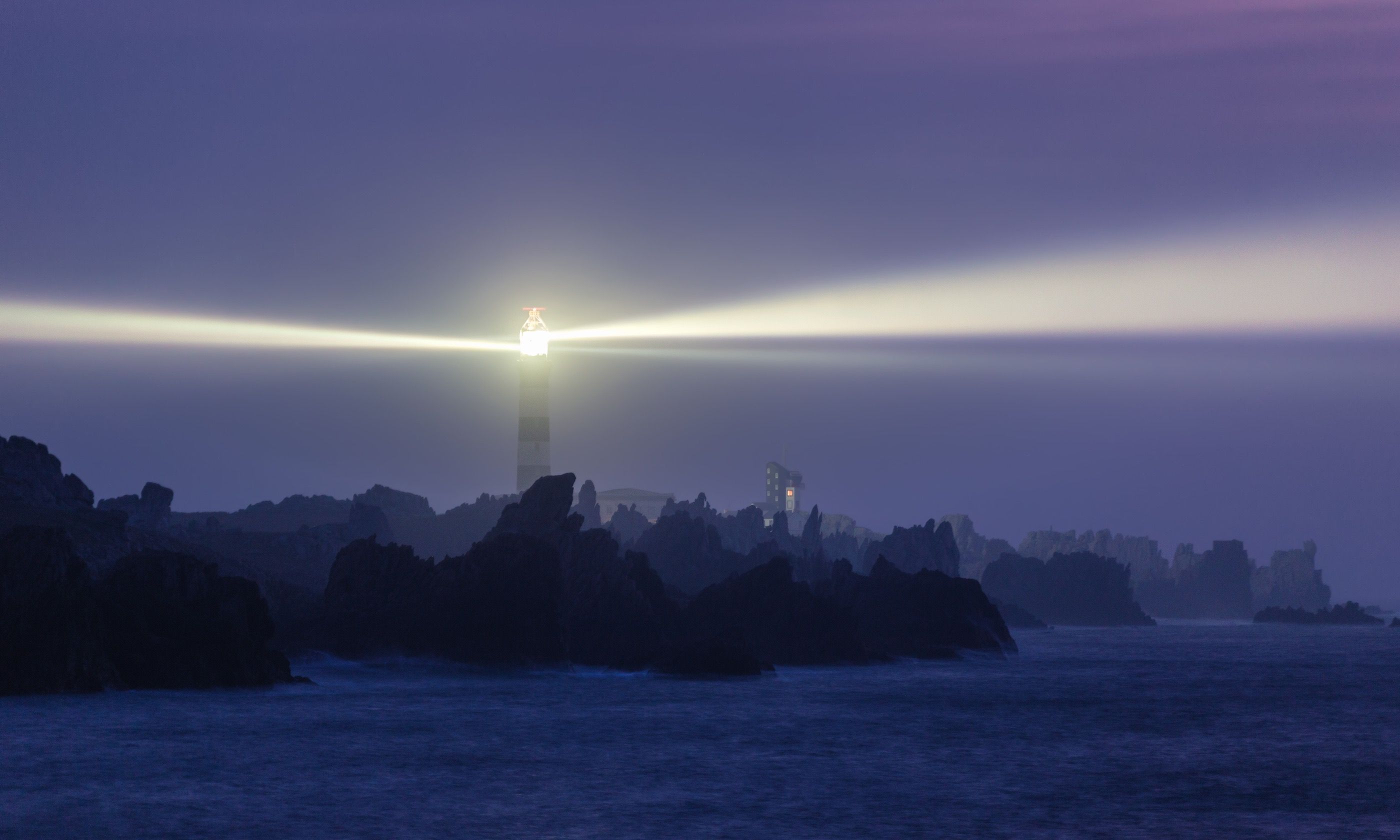 The powerful beam of Creac’h Lighthouse (Dreamstime)