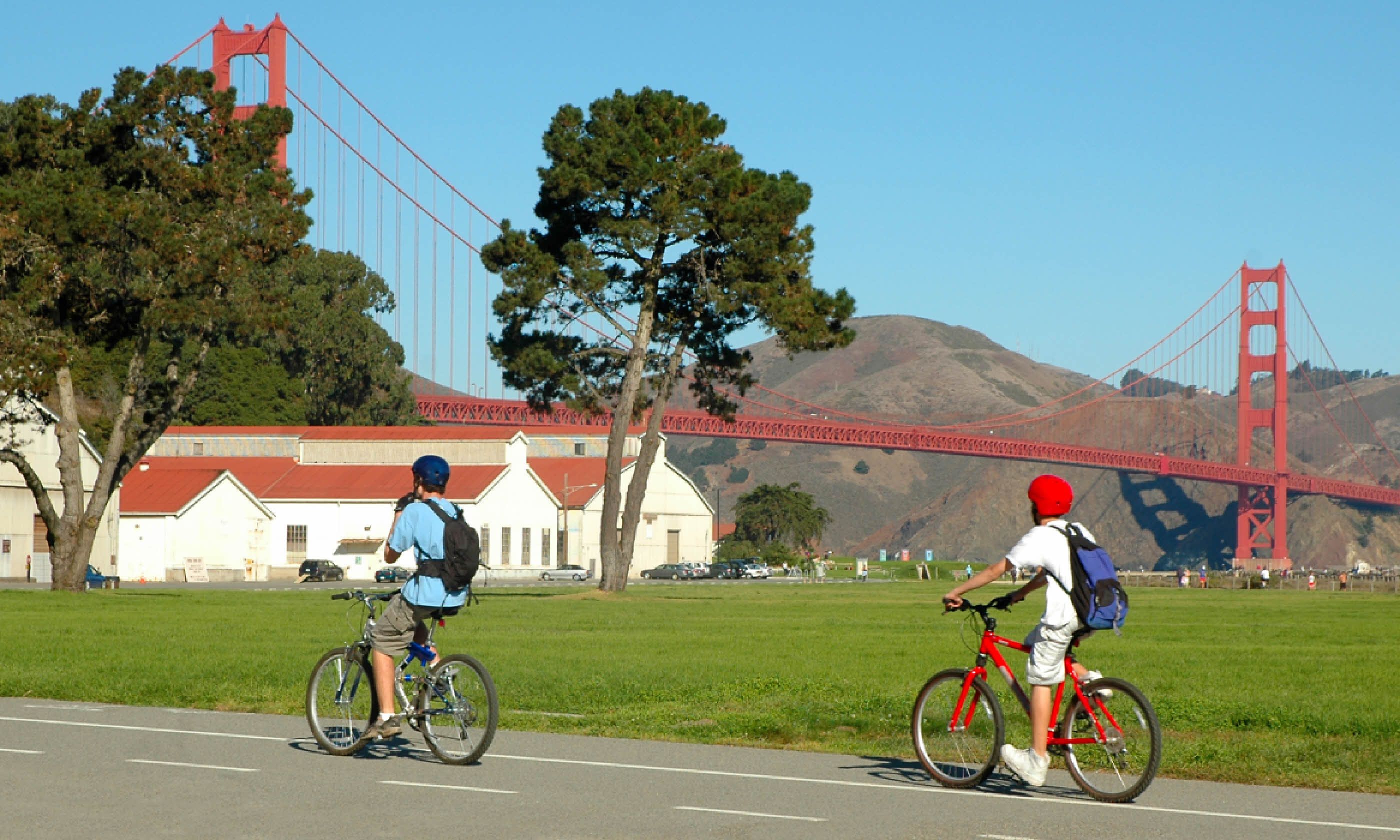 Bridge cyclists in San Francisco (Dreamstime)