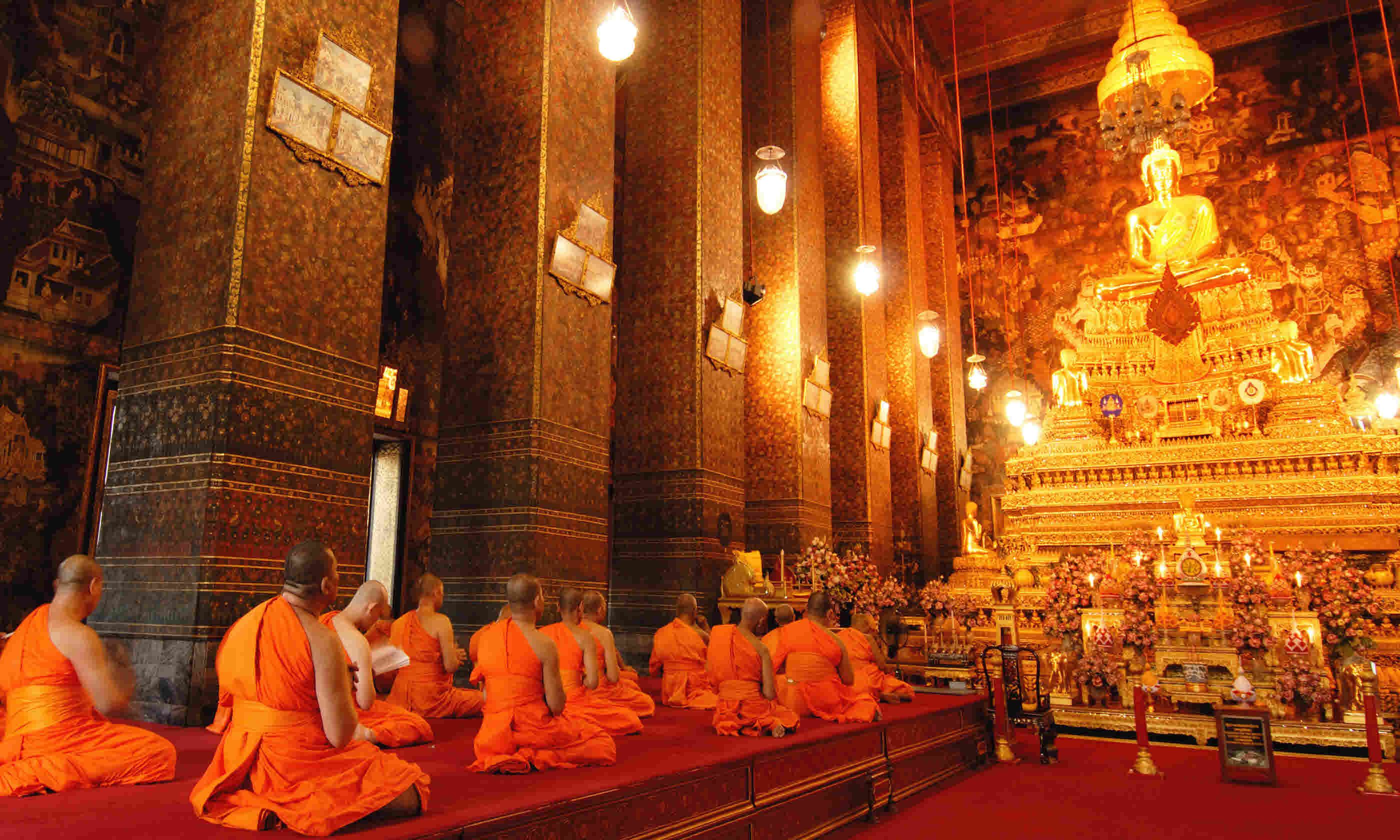 Monks in Wat Pho Temple, Bangkok (Shutterstock)