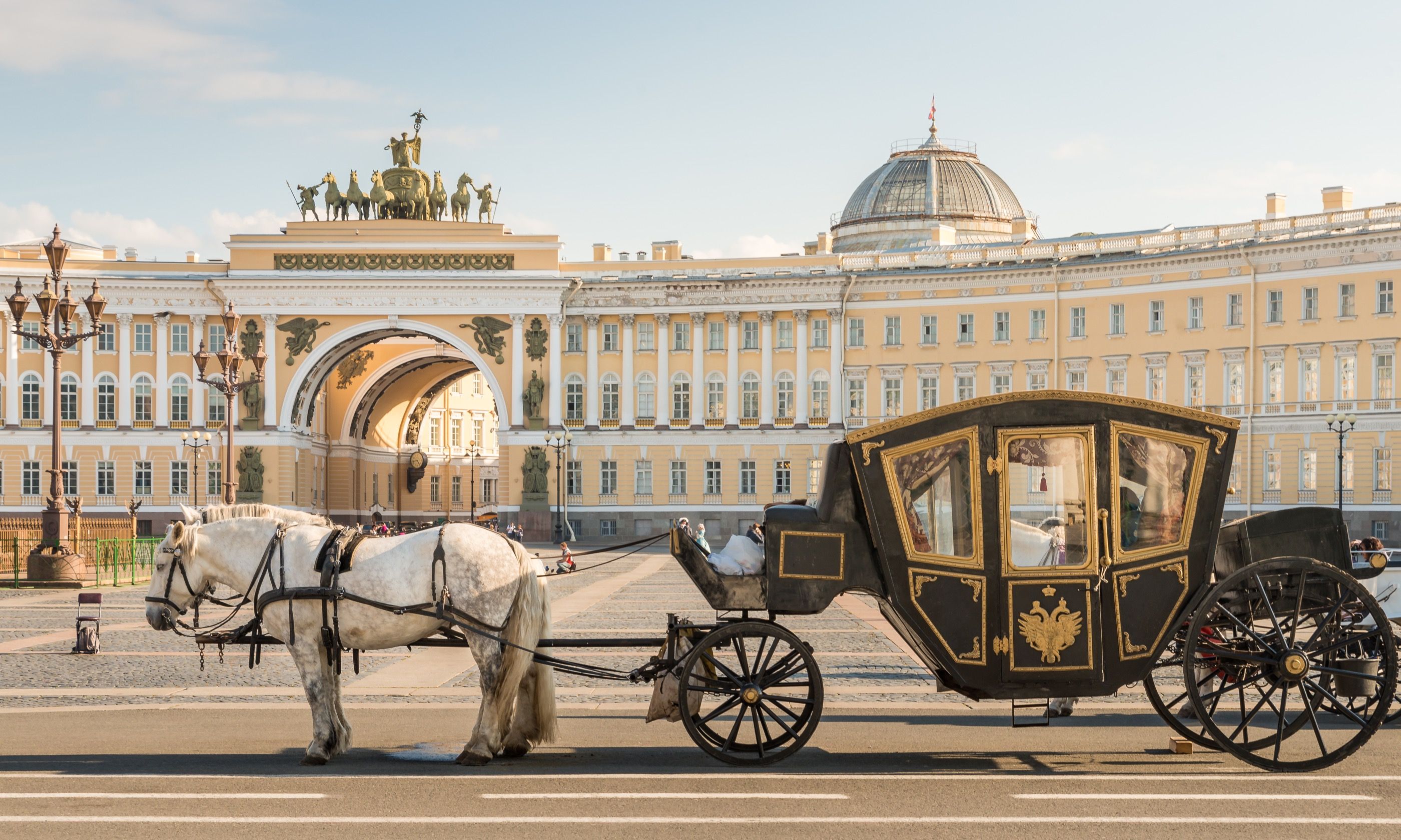 Horse and carriage outside the Winter Palace (Shutterstock.com)