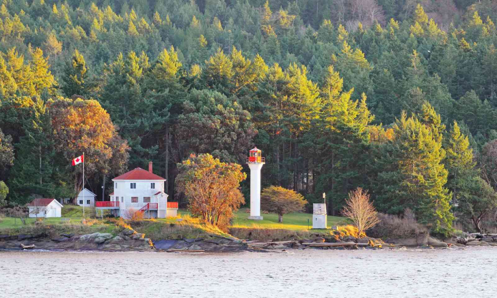 Light House in the Strait of Georgia (Shutterstock)