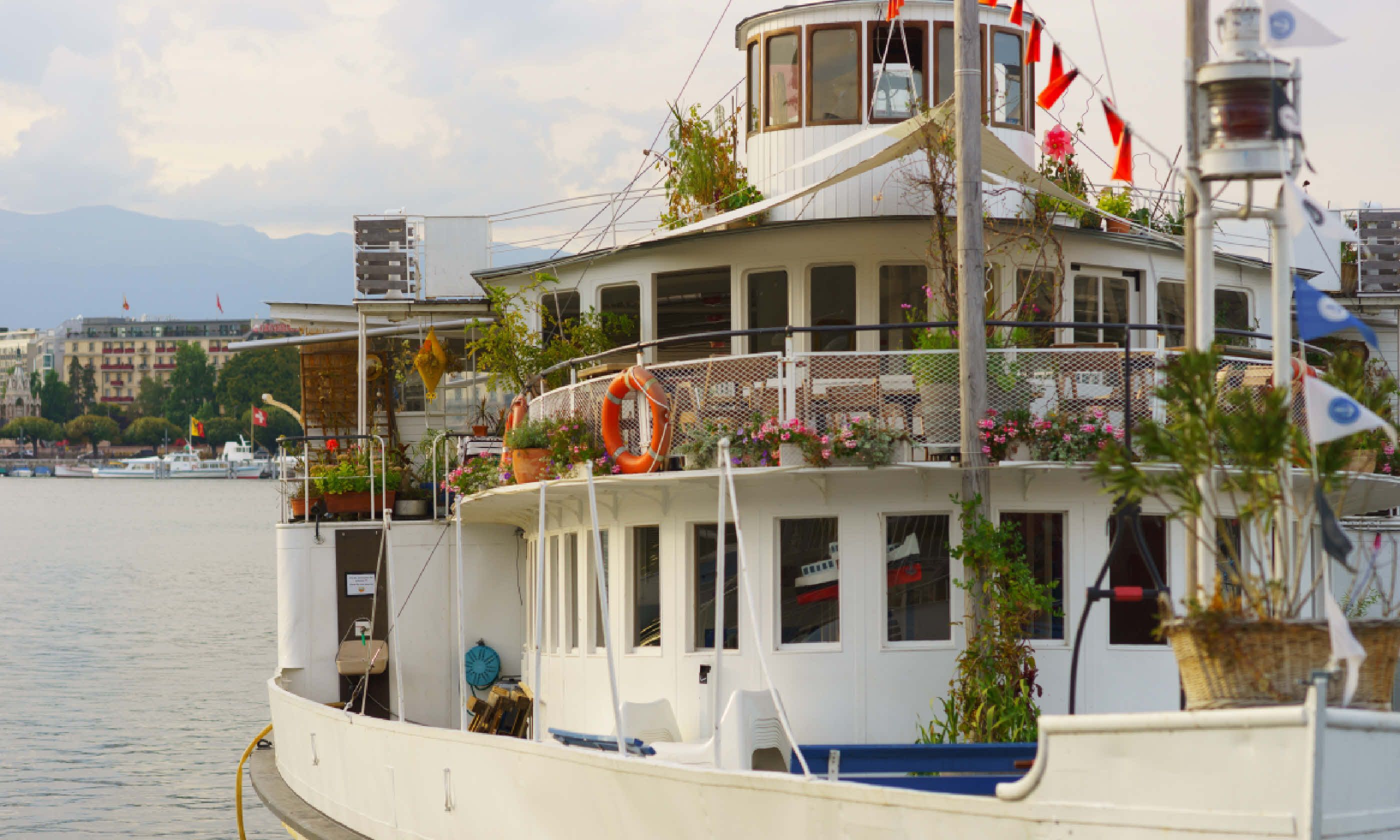 Paddle steamer on Lake Geneva (Shutterstock)