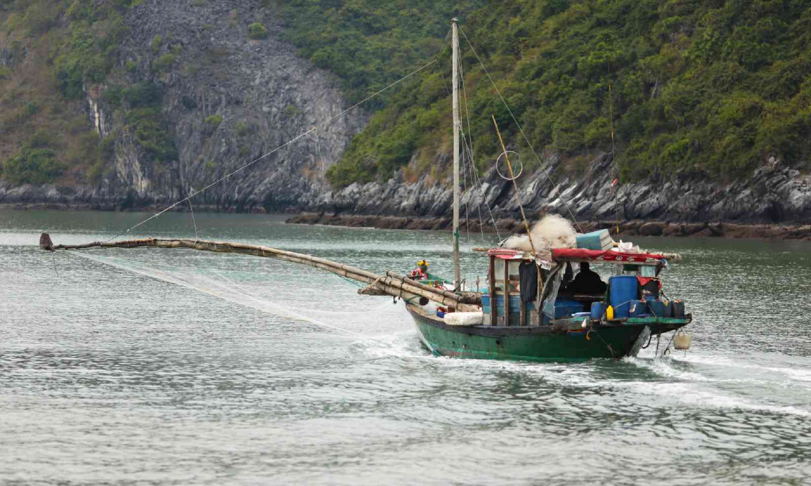 Fishing boat in Halong Bay (Dreamstime)