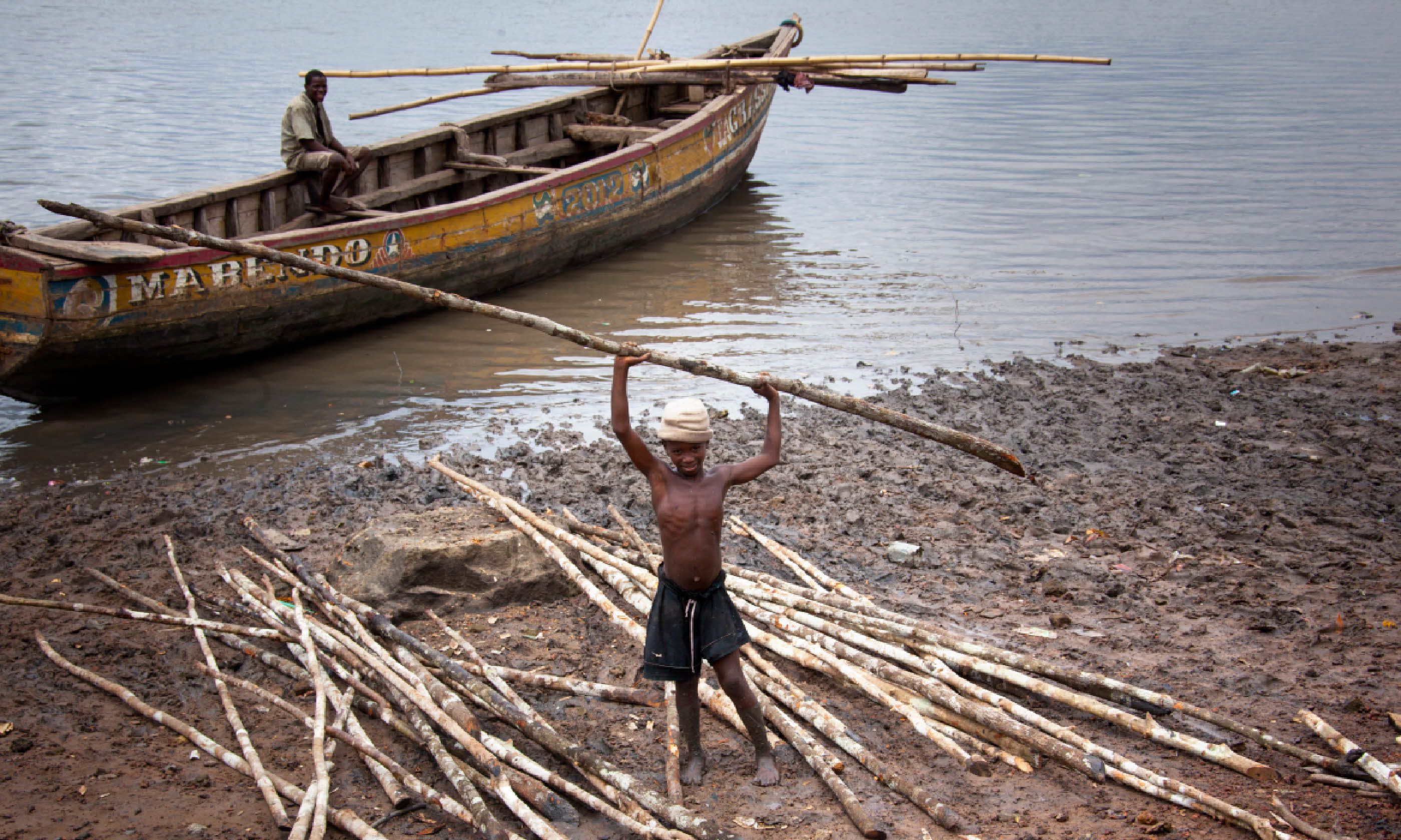 A child working on the beaches of the Bunce Island in Freetown Harbour (Shutterstock)