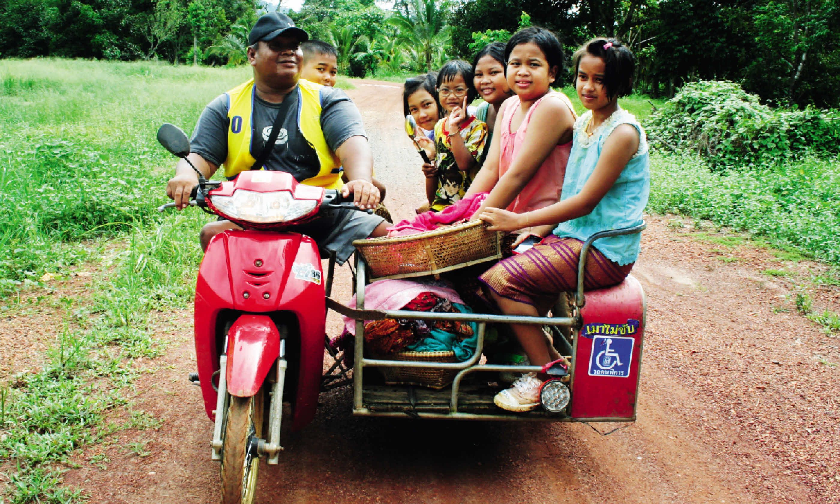 Locals driving through Thailand (Martin Symington)