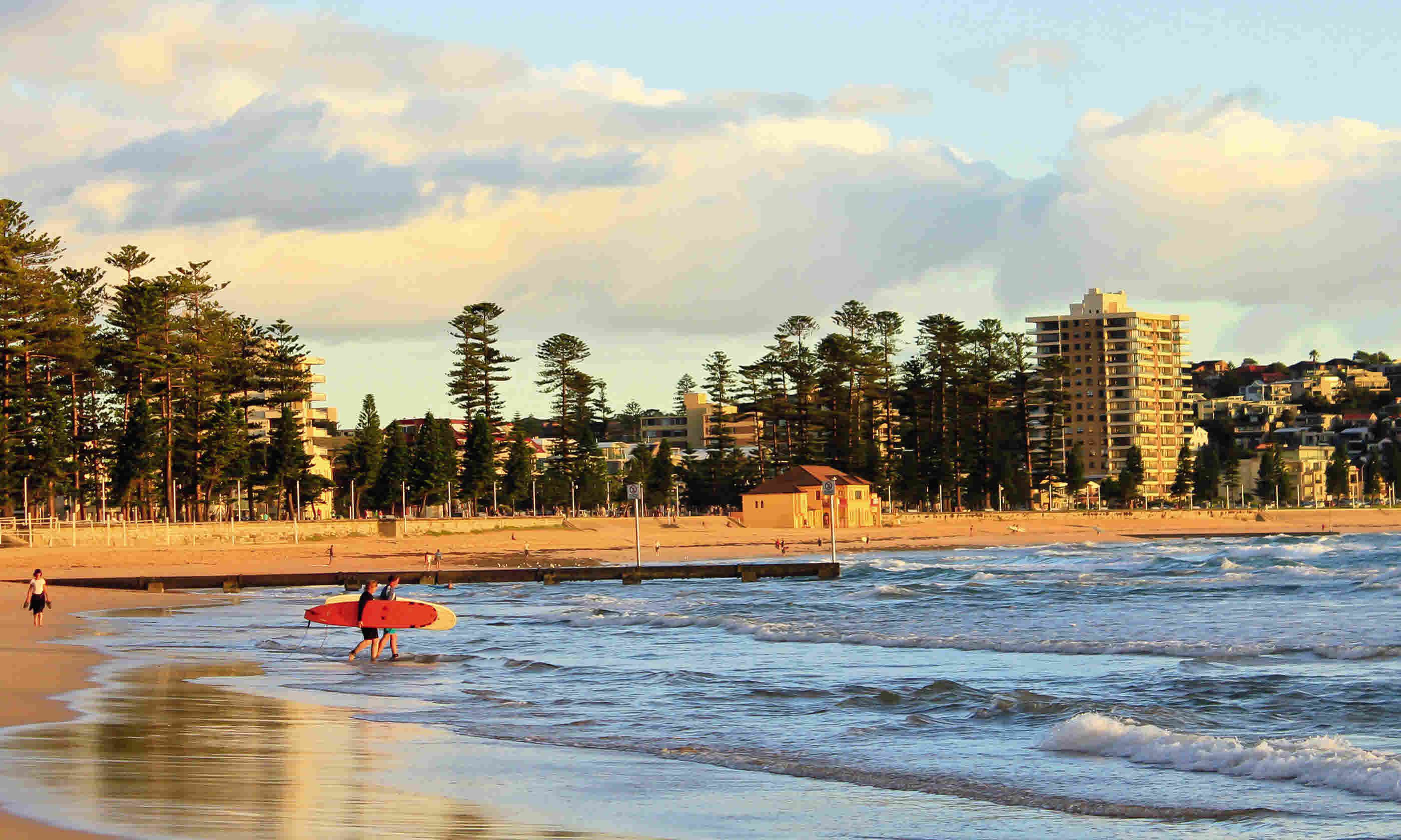 Surfers on beach in New South Wales (Dreamstime)