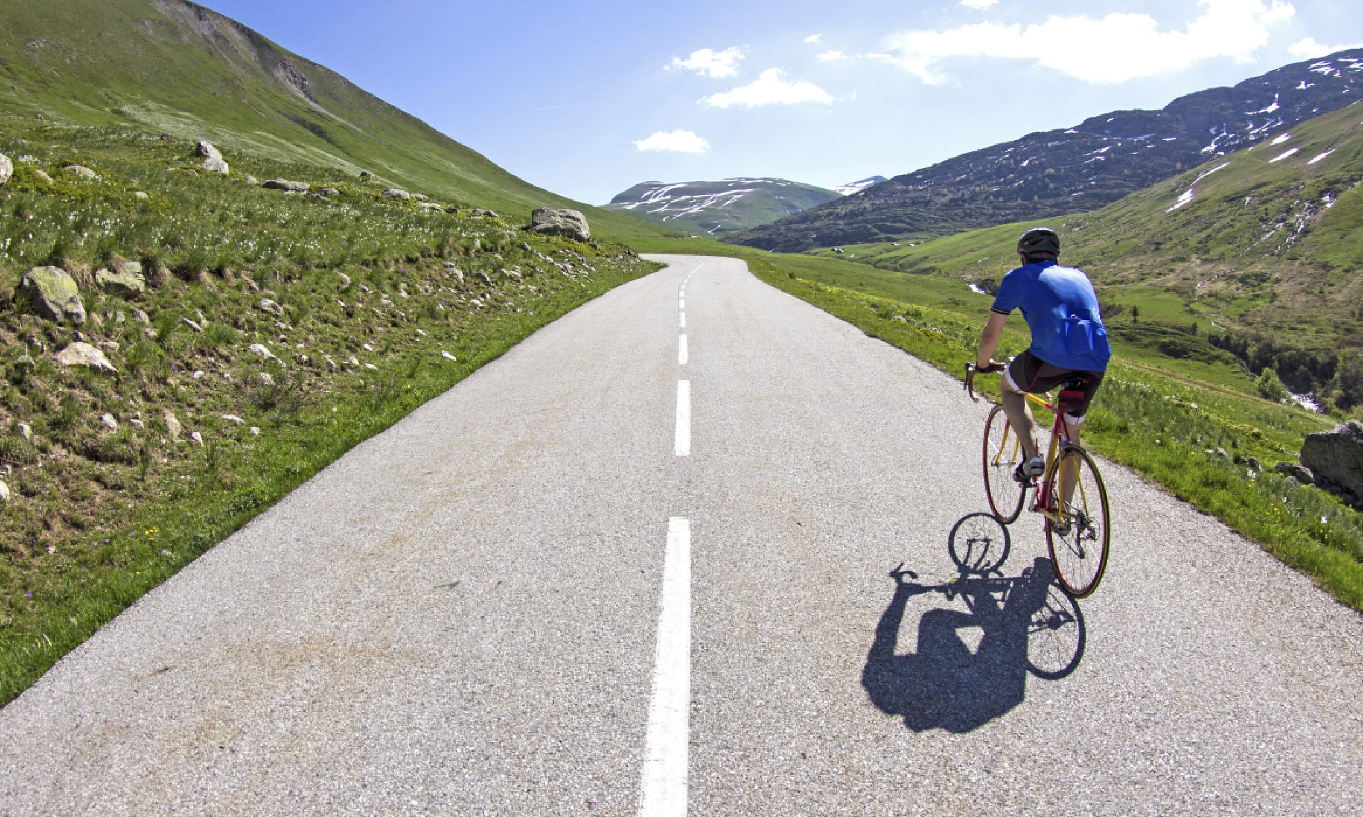 Cycling in France (Shutterstock)