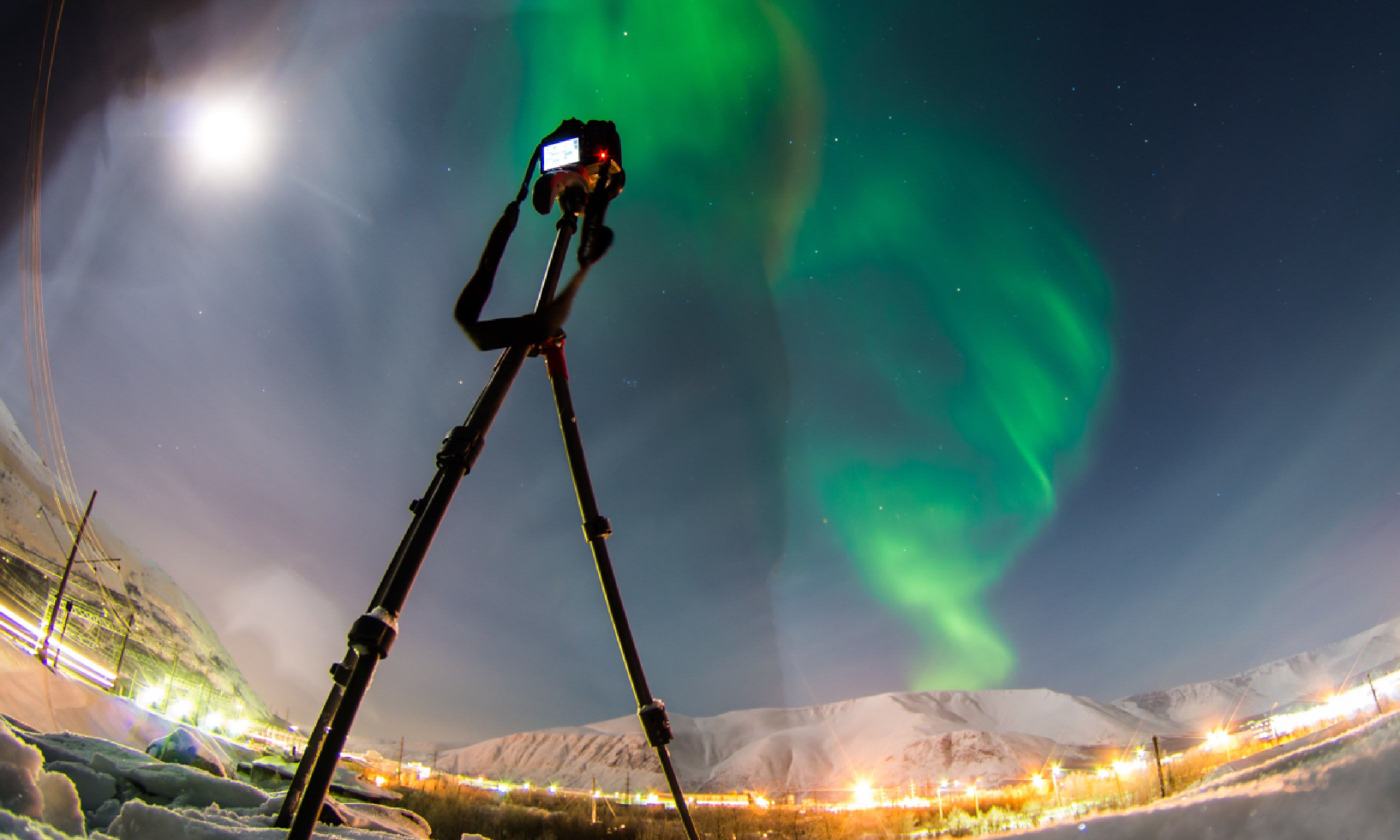 Photographing the Northern Lights (Shutterstock)